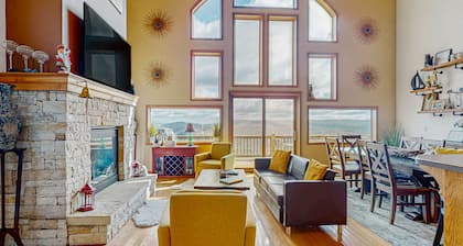 Spacious house w/shared pool & tennis court, private hot tub, lake view