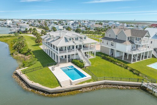 LUX | Bayfront | Pool | Spa | Private Fishing Pier | Boat Dock | Game Room | Veranda | Beach Nearby