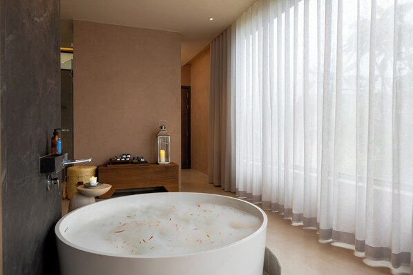 A modern bathroom with a large bathtub, a wooden vanity, and a mirror. - Irene Resort Koh Lipe (Koh Lipe)