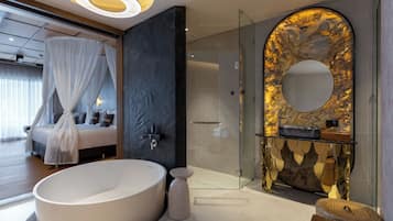 Badewanne und Dusche (separat), Regendusche, kostenlose Toilettenartikel