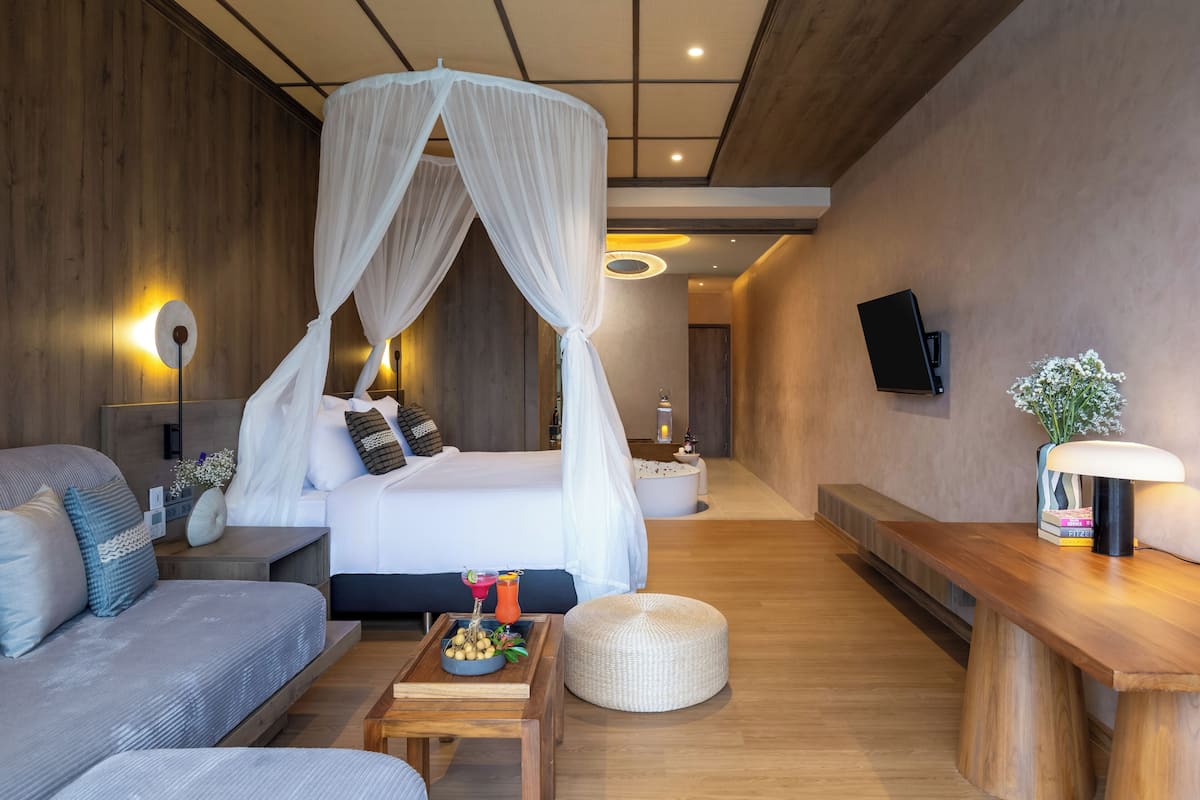 Standard Room | Minibar, in-room safe, desk, blackout drapes