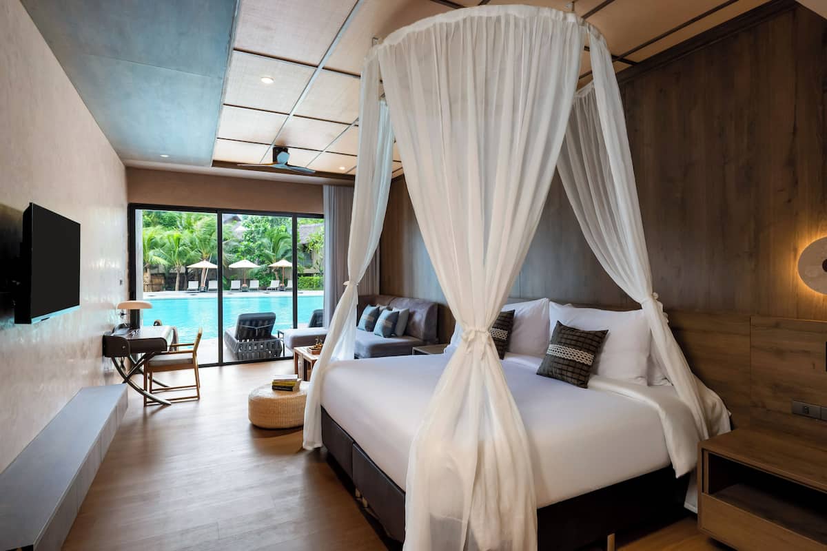 Superior Room, Pool View | Minibar, in-room safe, desk, blackout drapes