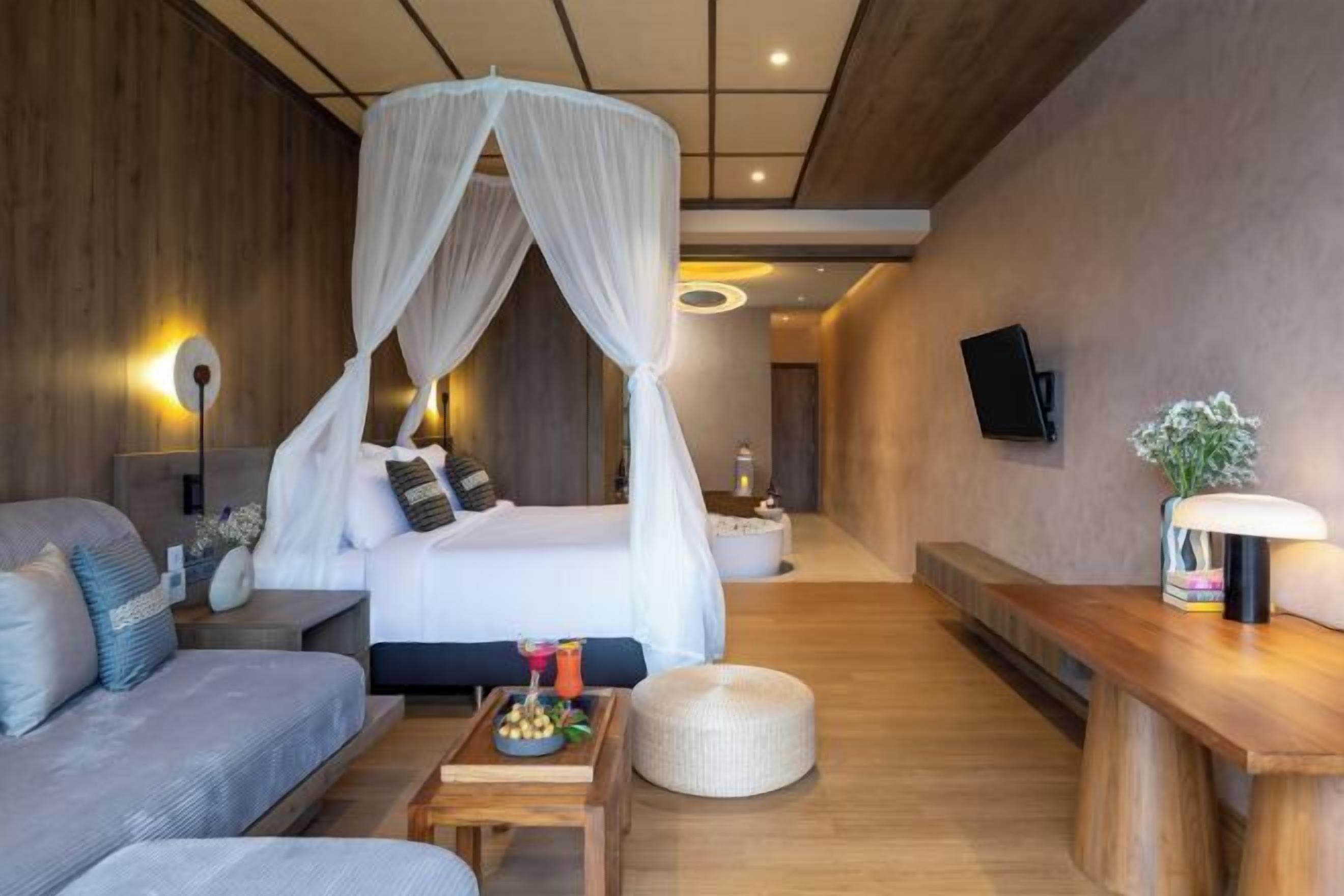 Minibar, caja de seguridad en la habitación y escritorio 