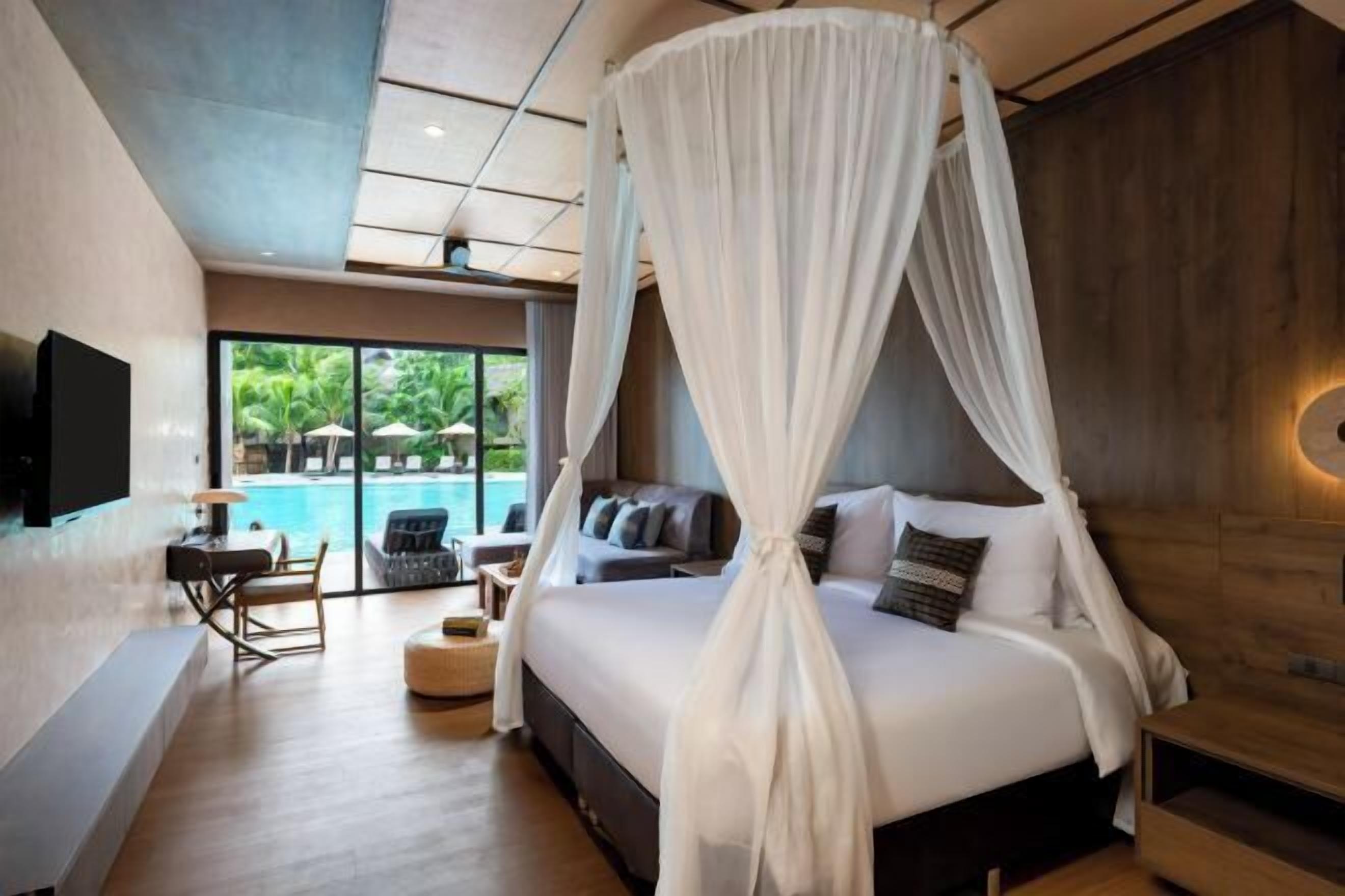 Minibar, caja de seguridad en la habitación y escritorio 