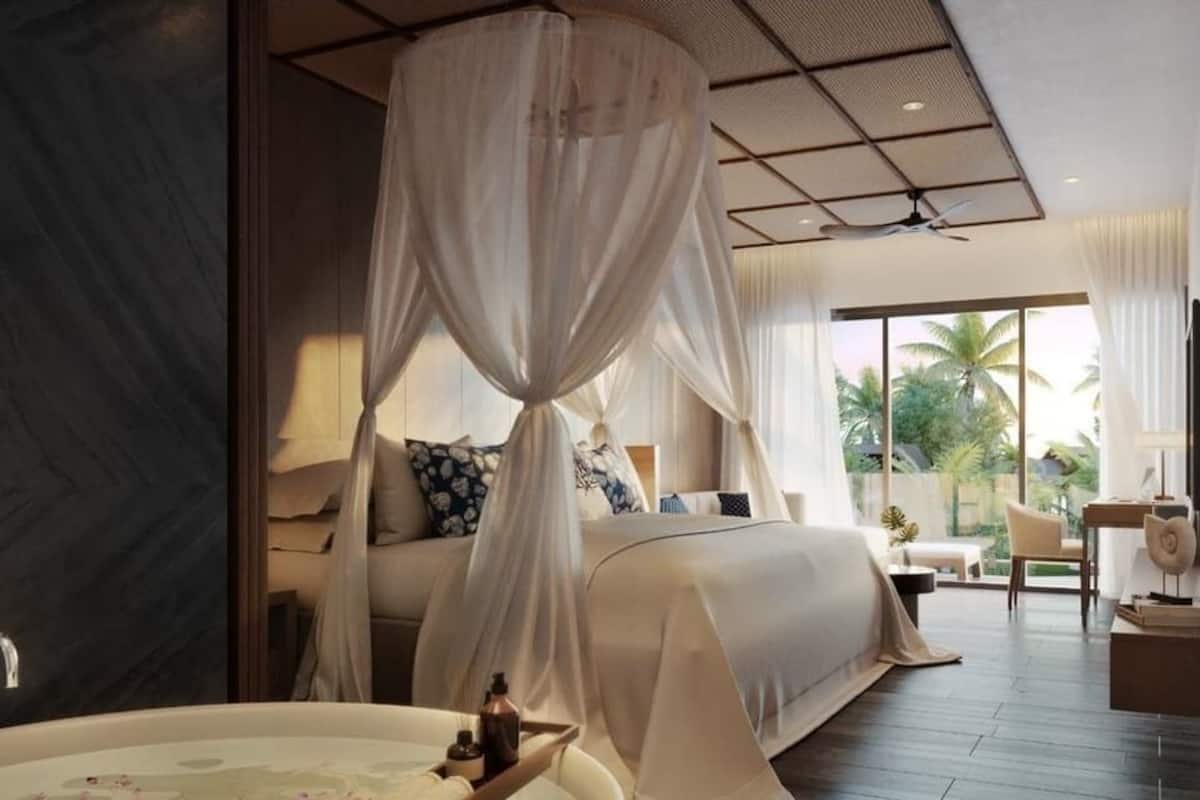 Chambre panoramique, vue sur la piscine | Minibar, coffre-fort, bureau, rideaux dâobscurcissement