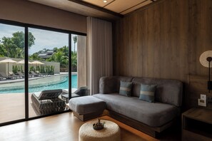 高级房, 泳池景观 | 起居区 | 43-英寸智能电视（配备有线频道）、Netflix、流媒体服务