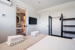 2 dormitorios, tabla de planchar con plancha, cuna de viaje