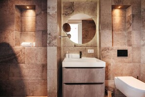 Ducha, secador de pelo y toallas