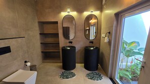 Shower, jetted bath, hair dryer, towels