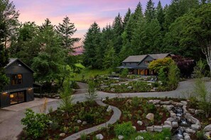 Property grounds - The Carly Estate | Luxe Wine Country Experience w/ 2 Homes, Entire Lake, Trails & 21 Gorgeous Acres (Carlton)