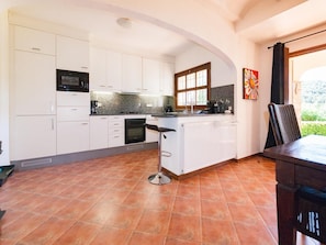 Kühlschrank, Mikrowelle, Ofen, Geschirrspüler