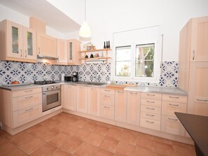 Køleskab, mikrobølgeovn, ovn, kogeplade