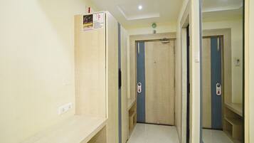 Deluxe Double Room, Balcony, City View | Living area