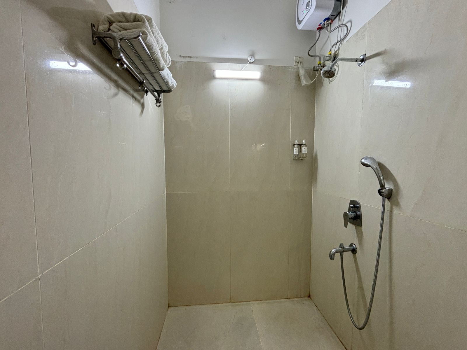 家庭客房 | 浴室 | 淋浴設備、免費梳洗用品、提供毛巾、番梘