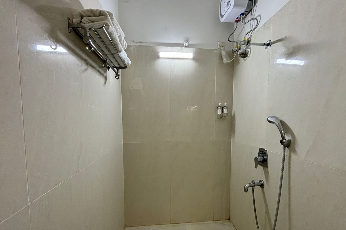 家庭客房 | 浴室 | 淋浴設備、免費梳洗用品、提供毛巾、番梘