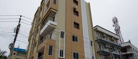 Vista frontal de la propiedad