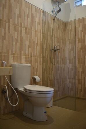 Shower, bidet, towels, toilet paper