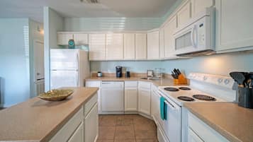 Réfrigérateur, micro-ondes, plaque de cuisson, cafetiÚre/bouilloire