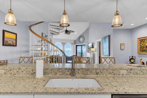518 Seascape | Waterfront Views + Community Pool