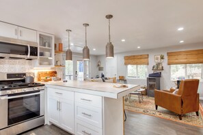 Réfrigérateur, micro-ondes, plaque de cuisson, lave-vaisselle