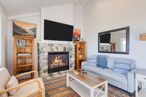 Smart TV, fireplace