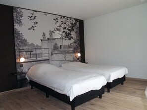 1 habitación, tabla de planchar con plancha, wifi gratis y ropa de cama