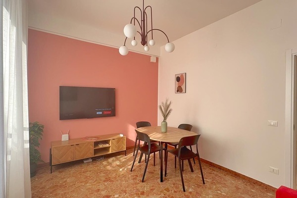 sala con tv , a/c , tavolo da pranzo