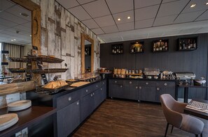Enjoy cooking and dining in this well-equipped kitchen with a grill, ample counter space, and wine storage.