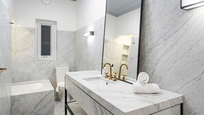 Chuveiro, secador de cabelo, toalhas de banho, sabonete