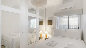 1 quarto, ferros/tábuas de passar roupa, berço de viagem