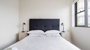 1 chambre, bureau, fer et planche à repasser, lit de bébé portatif