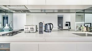 Cafetière-théière, réfrigérateur, four à micro-ondes, un four
