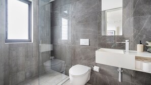 Dusche, Handtücher, Shampoo