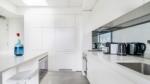 Wasserkocher mit Kaffee-/Teezubehör, Kühlschrank, Mikrowelle, Ofen
