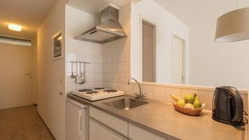 Kühlschrank, Mikrowelle, Herdplatte, Wasserkocher mit Kaffee-/Teezubehör