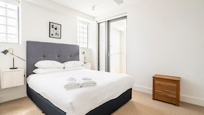 3 habitaciones, tabla de planchar con plancha, cuna de viaje y internet