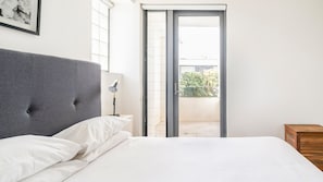 3 chambres, fer et planche à repasser, lit de bébé portatif