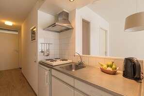 Refrigerador, microondas, parrilla de estufa y cafetera y tetera
