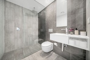 Dusche, Haartrockner, Handtücher, Seife