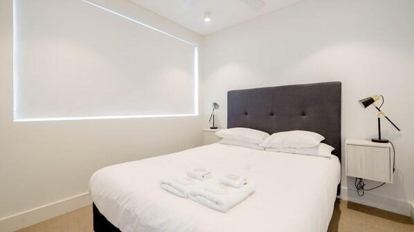 1 habitación, tabla de planchar con plancha, cuna de viaje y wifi