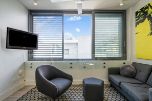 Smart TV - Modern 1BR Top-Level Unit w/ Keypad Entry in Bondi (Bondi Beach)