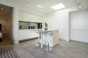 Fridge, microwave, oven, stovetop - Modern 1BR Top-Level Unit w/ Keypad Entry in Bondi (Bondi Beach)