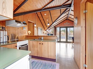 Kjøleskap, mikrobølgeovn og kjøkkenutstyr