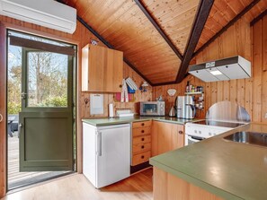 Kjøleskap, mikrobølgeovn og kjøkkenutstyr