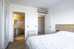 3 bedrooms, iron/ironing board, internet