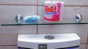 Ducha, artículos de tocador gratuitos, pantuflas, toallas