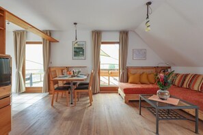 TV, DVD-spiller, bøker og filmbibliotek