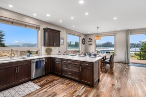 Fridge, microwave, oven, stovetop - New Listing! Beautiful 3 bed, 2 1/2 bath river view home with hot tub & game room (Florence)