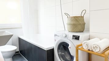 SĂšche-cheveux, serviettes fournies, papier toilette