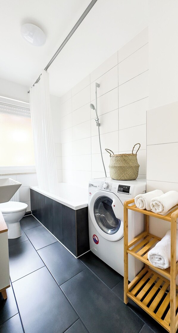 Haartrockner, Handtücher, Toilettenpapier
